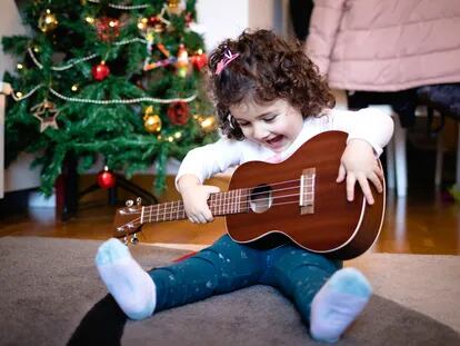 Tocar un instrumento musical como la guitarra puede ayudar a estimular y desarrollar las habilidades motrices y cognitivas.GETTY IMAGES.