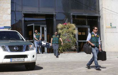Agentes de la Guardia Civil salen del registro del Ayuntamiento de Villalba. 
