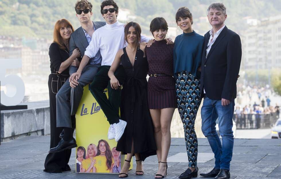 'Los Javis' junto a parte del elenco de 'La Llamada' en el Festival de Cine de San Sebastián en septiembre.