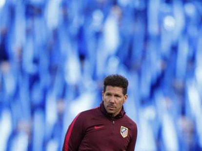 Simeone, en el King Power Stadium, del Leicester. En el vídeo, los jugadores del Atlético entrenan en el estadio del Leicester.