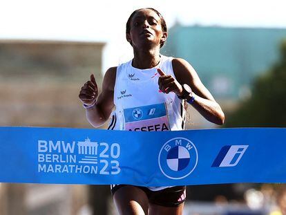 Tigist Assefa cruza la linea de meta en el Maraton de Berlin.