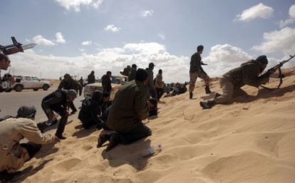 Rebeldes libios buscan refugio tras un intento de entrar en la ciudad de Ajdabiya.