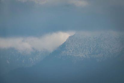 Las bajas temperaturas en la capital también hicieron que nevara en el Ajusco, una montaña de 3.900 metros de altura que marca el límite sur de la Ciudad de México, en la madrugada del lunes.