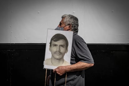 Por la mañana, integrantes del "Movimiento por nuestros desaparecidos en México" se manifestaron en Palacio Nacional para exigir al presidente Andrés Manuel López Obrador que les ayude en la búsqueda.
