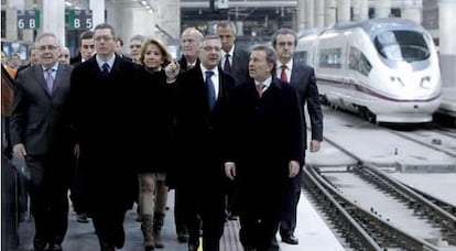 El ministro de Fomento, José Blanco, acompañado de la presidenta de la Comunidad de Madrid, Esperanza Aguirre, el alcalde de Madrid, Alberto Ruiz-Gallardón, y los presidentes Renfe