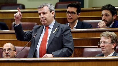 jordi Xuclà, acompañado a la izquieda de Carles Campuzano y a la derecha de Germà Bel, en una intervención en el Congreso en 2018.