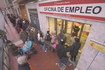 Un grupo de parados hace cola a las puertas de una oficina de empleo en Torrejón de Ardoz (Madrid).