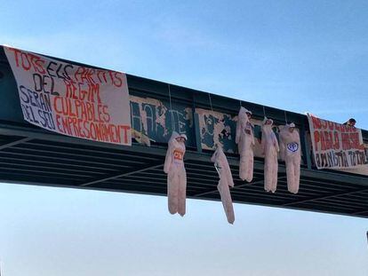 Los cinco muñecos colgados en el puente de acceso a Lleida.