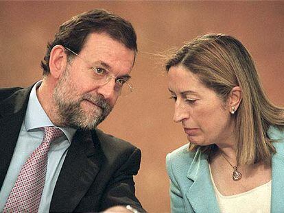 Mariano Rajoy y la responsable de política social del PP, Ana Pastor, en una imagen de archivo.