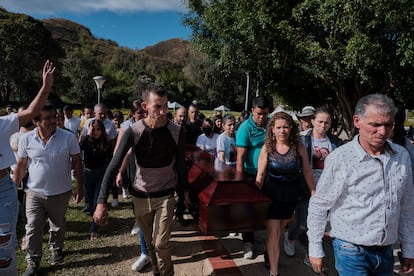 Familiares llevan el ataúd de Mildred Ortíz Perez al lugar donde sería enterrada en el cementerio