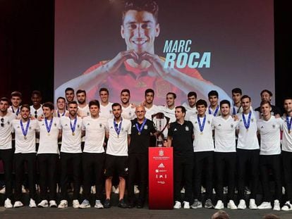 Los jugadores de la selección, durante el homenaje recibido en Las Rozas. En vídeo, declaraciones de los futbolistas tras la final.