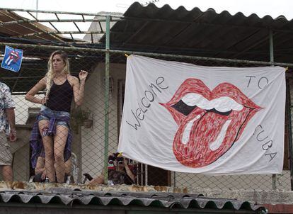 Una cubana mira a los Rolling Stones desde una azotea en La Habana.