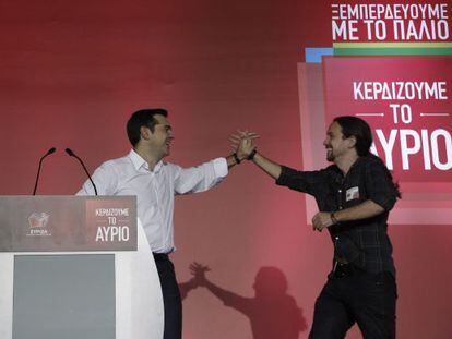 Tsipras i Iglesias se saluden al míting.