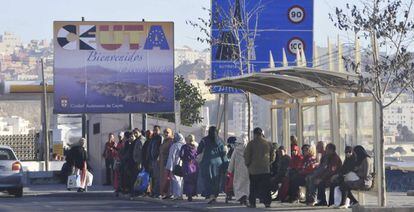 Trabajadores esperando en la frontera entre Ceuta y Marruecos.