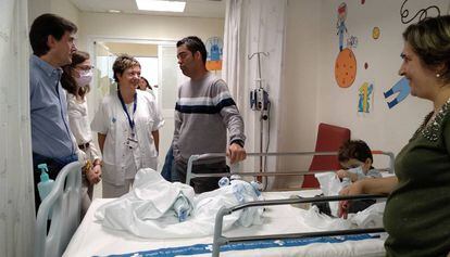  Una joven y un bebé trasplantados de pulmón con familiares en el Vall d'Hebron.