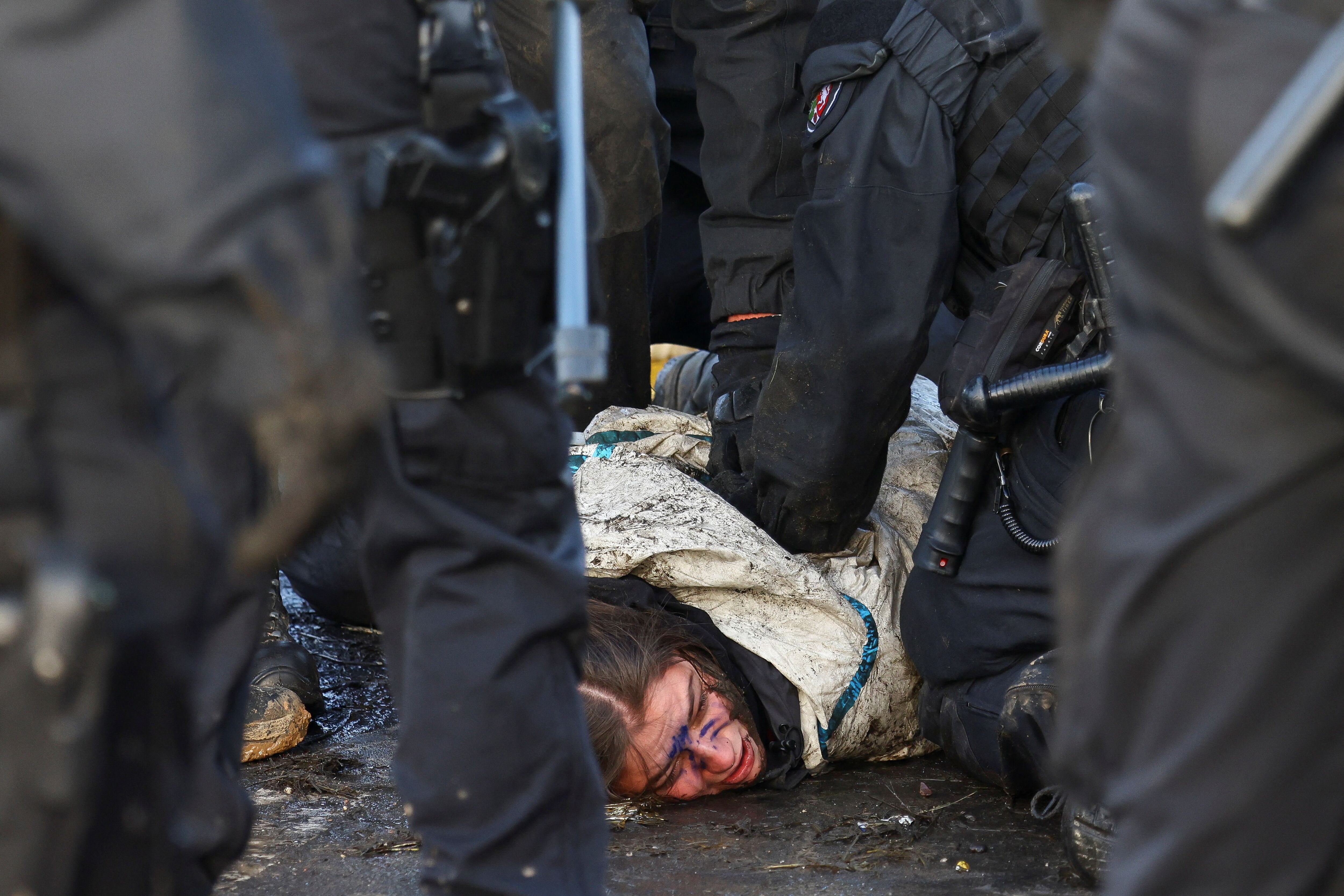 Una activista es detenida durante el desalojo en Lüetzerath, este miércoles. 