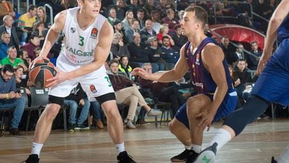 Wolters, con el balón, ante Pangos.