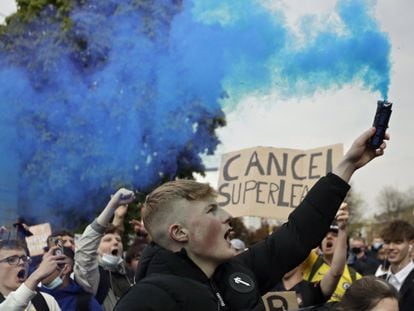Aficionados del Chelsea, en mayo de 2021, protestan frente al estadio de Stamford Bridge, en Londres, contra la decisión del equipo de ser incluido entre los clubes que intentaron formar una nueva Superliga europea.