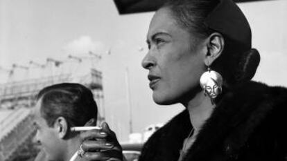 La cantante Billie Holliday, en el aeropuerto francés de Orly, en 1958.