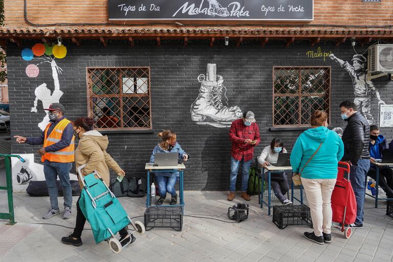 Oficina improvisada en la calle para el reparto de comida de la Asociación de Vecinos de Aluche (AVA) el pasado 17 de octubre.