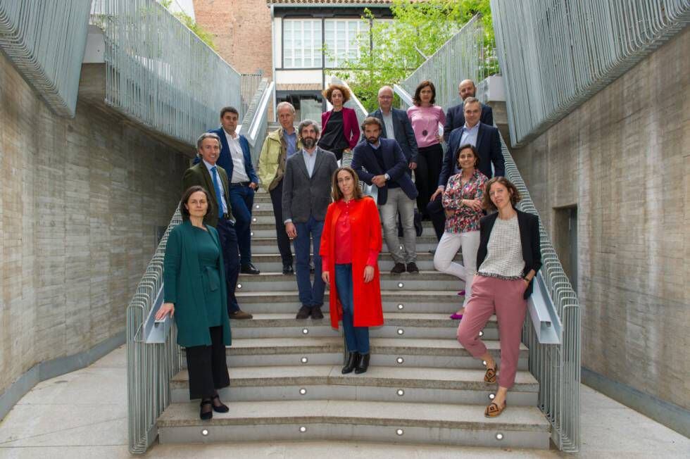 La arquitecta Belén Hermida (primera por la izquierda), junto con su equipo para la Junta de Gobierno del COAM.