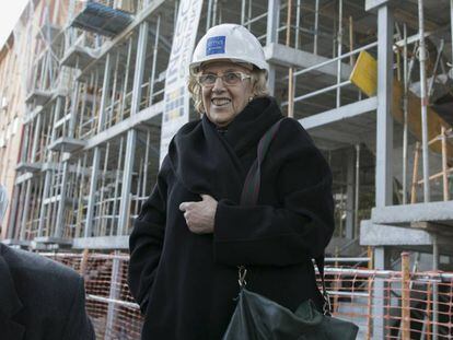 La alcaldesa, Manuela Carmena, visitando hoy una promoci&oacute;n de vivienda social en Villaverde.