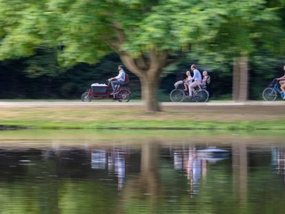 Ciclistas en Vondelpark, en la ciudad de Ámsterdam.