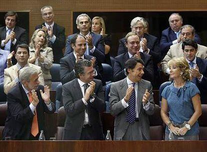 El grupo parlamentario del PP aplaude a la presidenta regional, Esperanza Aguirre.