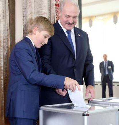 El presidente Lukashenko vota acompañado de su hijo menor, Nikolai, el domingo en Minsk.