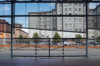 Cancha de fútbol del colegio Elisburu (hoy Pumarín) en Gijón. Luis Enrique estudió en este centro escolar, cerca del cual vivía. Además de aquí, jugaban en la calle del Bierzo sobre el asfalto.