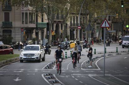 Cotxes i biciletes a la plaça de Tetuan de Barcelona.