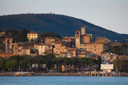 Pueblo de Passignano (Italia), a orillas del lago Trasimeno, visto desde el ferry.