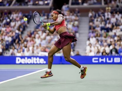 Gauff devuelve la pelota durante la final contra Sabalenka en Nueva York.