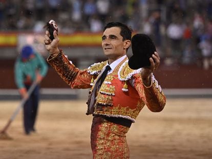 Paco Ureña, con la oreja del quinto toro de la tarde.