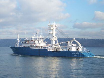 Imagen del atunero vasco Txori Gorri en el mar.