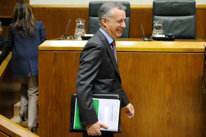 El lehendakari, Iñigo Urkullu, se dirige este jueves su escaño en el Parlamento vasco.
