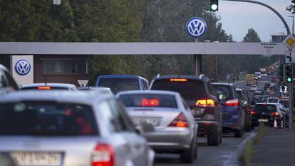 Coches entrando a la fábrica de Volkswagen en Wolfsburg, Alemania