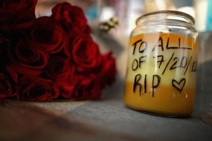 Velas en memoria de las víctimas del tiroteo ocurrido en Aurora (Denver).