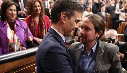 Pedro Sánchez i Pablo Iglesias s'abracen després de la sessió d'investidura, el 7 de gener.