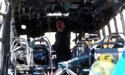 Un policía egipcio permanece en el interior del autobús de turistas que causó al menos cuatro muertos y quince heridos, enTaba, en el sur del Sinaí egipcio.