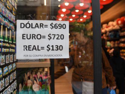 Vista de un comercio en la calle Florida en Buenos Aires, (Argentina).