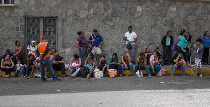 Un grupo de venezolanos hace cola ante un supermercado de Caracas. 