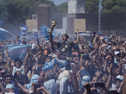 Aficionados argentinos celebran el triunfo del equipo de la Copa del Mundo en Buenos Aires.