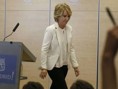 Esperanza Aguirre durante la rueda de prensa en la que ha anunciado su dimisión como portavoz y concejal del Ayuntamiento de Madrid.