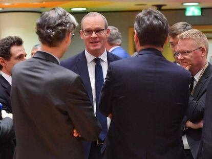 El ministro irlandés de Exteriores, Simon Coveney (centro), en la Comisión Europea en Bruselas, este martes.
 