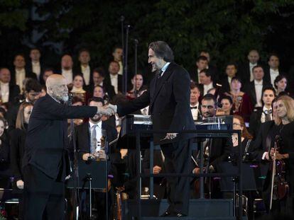 Riccardo Muti saluda a John Malkovich tras la interpretación de ‘Retrato de Lincoln’, de Copland, anteayer en Kiev. 