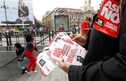 Los sindicatos reparten propaganda informativa de la huelga general en la Puerta del Sol, Madrid.