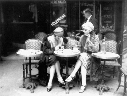 Mujeres en una terraza de café, hacia 1925 (Francia).