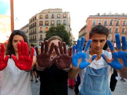 Varios jóvenes festejan el Día Internacional de la Visibilidad Bisexual, en la plaza de Callao de Madrid.