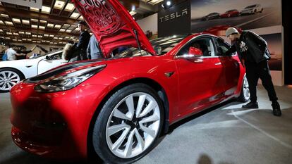 Exhibición de un Tesla Model 3 en la Canadian International Auto Show de Toronto, Ontario.